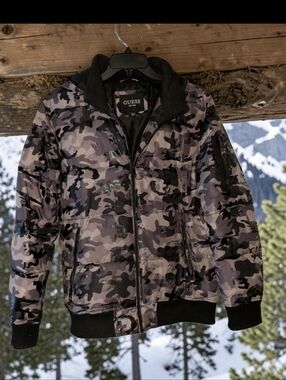 Guess Men’s Puffer Jacket Black & Grey Camouflage Pattern Size Large. EUC!!